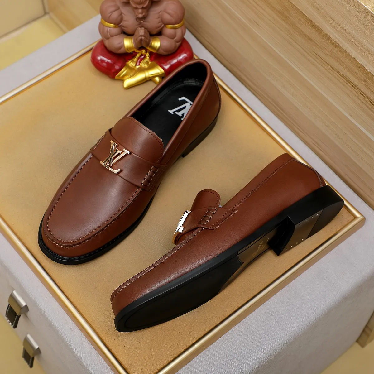Men's shoes 460 💰 Louis Vuitton LV ® 🆕 model 🔛 full shoe counter, first layer cowhide, 🐂leather lining casual shoes for men, super soft outsole, a must-have for driving. Synchronized with the counter, original first layer cowhide, completely 1:1 mold customization 🌹 top version, color optional! Number: 38-44 (45.46 customized)